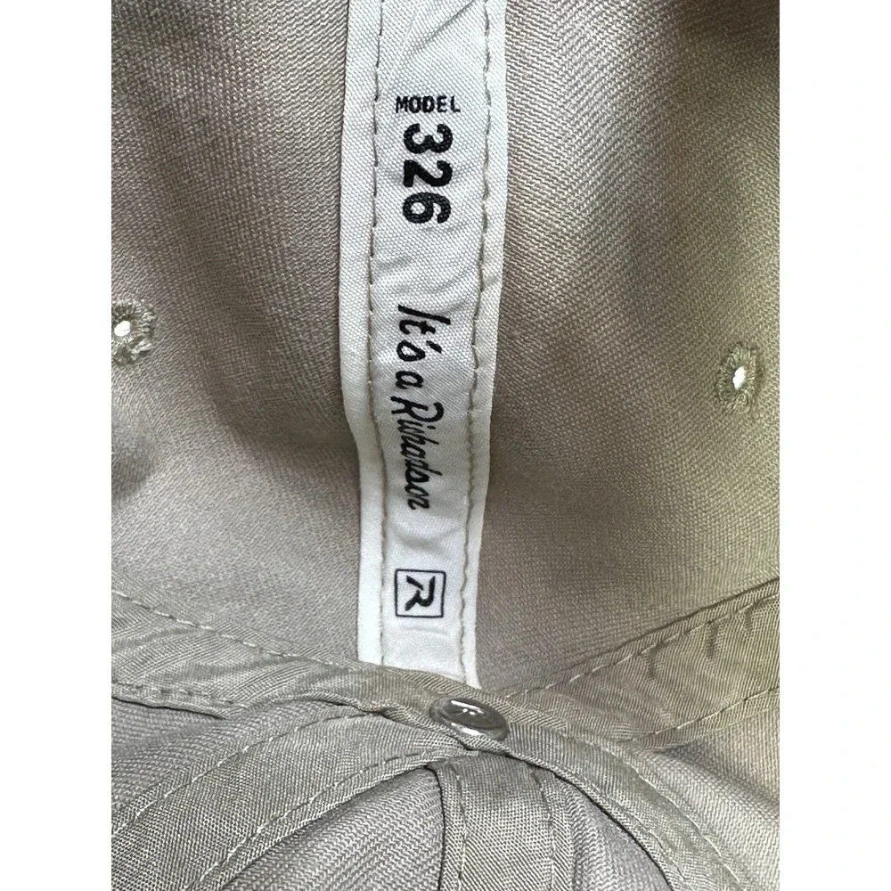 It's A Richardson OSFM Model 326 Smart Comfortable Baseball Cap Model Behavior